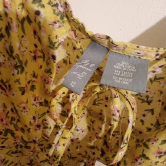 NWT Tilly's Floral Front Tie Top - Picture 2 of 2